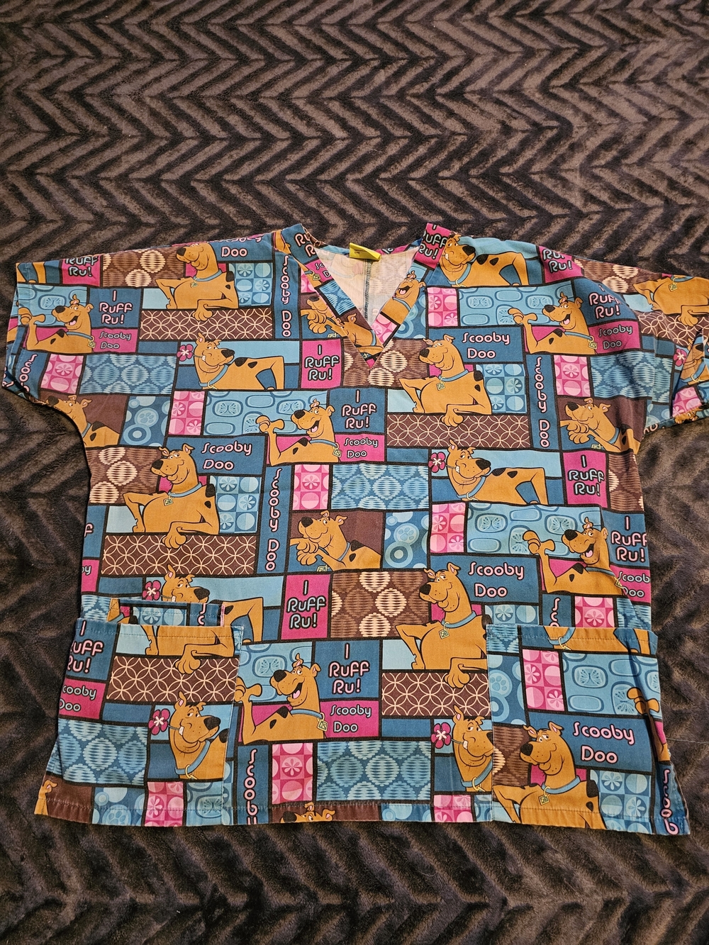 🐾 Scooby-Doo Retro Character Scrub Top – Colorful Cartoon